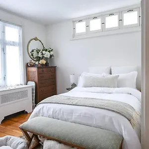 bright-and-beautiful-studio-in-old-quebec-city.hotelsquebeccity.net/